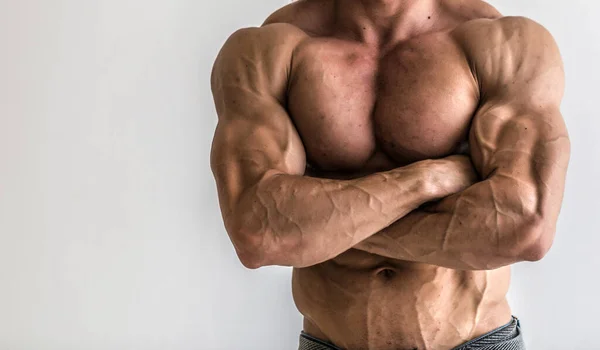 Bodybuilder Spänner Musklerna Studion Kroppen Attraktiv Manlig Kroppsbyggare Vit Bakgrund — Stockfoto