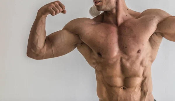 Bodybuilder Spänner Musklerna Studion Kroppen Attraktiv Manlig Kroppsbyggare Vit Bakgrund — Stockfoto