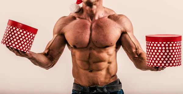 섹시하고 근육질인 남성은 크리스마스 화이트 스튜디오 배경에 Xmas 온몸을 가리고 — 스톡 사진