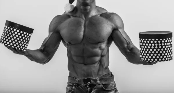 Sexy Concepto Sorpresa Torso Muscular Macho Posando Con Caja Regalo — Foto de Stock