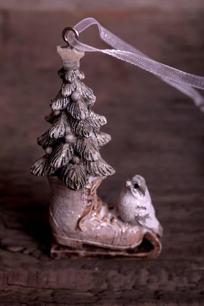 Krásné Vánoční Stromeček Dekorace Malé Brusle Vinobraní Dřevěný Stůl — Stock fotografie