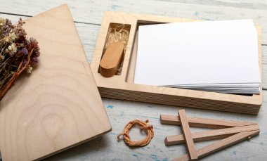 Düğün için dekoratif ahşap kutu ya da hafıza çubuklu yeni doğan fotoğraf. Paketleme için ekolojik dostane paket. Mesaj ya da benzeri şeyler için fotoğraf balnk 'ını boşalt. Kopyalama özellikli Rustik vintage styl.