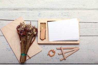 Düğün için dekoratif ahşap kutu ya da hafıza çubuklu yeni doğan fotoğraf. Paketleme için ekolojik dostane paket. Mesaj ya da benzeri şeyler için fotoğraf balnk 'ını boşalt. Kopyalama özellikli Rustik vintage styl.
