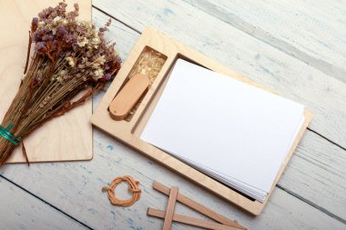 Düğün için dekoratif ahşap kutu ya da hafıza çubuklu yeni doğan fotoğraf. Paketleme için ekolojik dostane paket. Mesaj ya da benzeri şeyler için fotoğraf balnk 'ını boşalt. Kopyalama özellikli Rustik vintage styl.