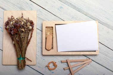 Düğün için dekoratif ahşap kutu ya da hafıza çubuklu yeni doğan fotoğraf. Paketleme için ekolojik dostane paket. Mesaj ya da benzeri şeyler için fotoğraf balnk 'ını boşalt. Kopyalama özellikli Rustik vintage styl.