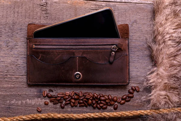 Zátiší Fotografie Hnědé Kožené Peněženky Kávových Zrn Mobilního Telefonu Lana — Stock fotografie