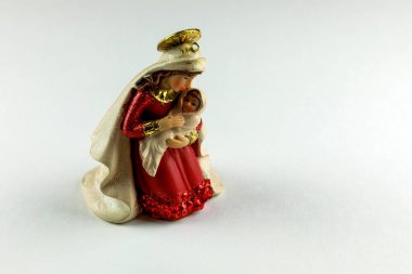 Noel seramik melek figürü ya da beyaz üzerinde izole edilmiş bir heykel.