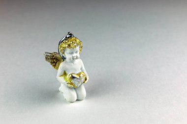 Noel seramik melek figürü ya da beyaz üzerinde izole edilmiş bir heykel.