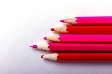 Keskinleştirilmiş bir kalem körelmiş olanlardan çıkmış. Hiçbir şey yapmazsan güzel olmak kolaydır. Beyaz üzerine kırmızı kalemler.