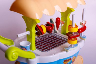 Barbekü Mutfak gereçleri. Çocuk oyuncakları. Çocukların mutfak oyunu. Odadaki çeşitli renklerle oynamak için plastik bbq.