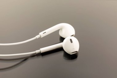 Siyah arka planda beyaz kulaklıkların üst görüntüsü. Uzayı kopyala Müzik benim hayat konseptimdir.