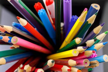 Çeşitli renklerde renkli çizim kalemleri..