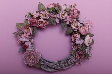 Ashberry 'den eski sonbahar sınırı ve eski ahşap masa üzerine düşmüş yapraklar.