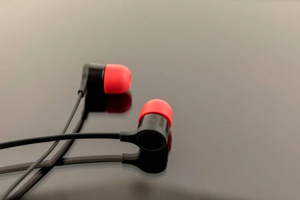 Vista Superior Auriculares Rojos Sobre Fondo Negro Copiar Espacio Música — Foto de Stock