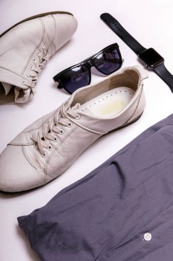 Erkek kıyafetleri ve aksesuarları beyaz arka planda izole edildi. Modern ve gündelik kıyafetler. Moda, alışveriş ve tarz kavramı. çevrimiçi