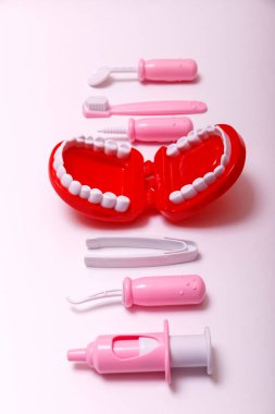 Diş fırçası ve çene kopyalama alanı. Beyaz tahta arka planda çocukların dişlerinin önlenmesi ve bakımı. Üst Manzara. Çocuk dişçi konsepti oyuncağı.