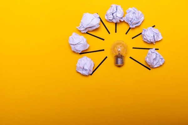 Ispirazione Concetto Carta Accartocciata Lampadina Metafora Una Buona Idea Carta — Foto Stock