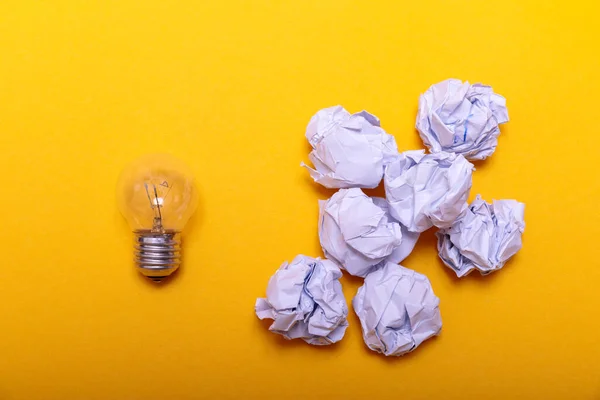 Concepto Inspiración Papel Arrugado Metáfora Bombilla Luz Para Una Buena —  Fotos de Stock