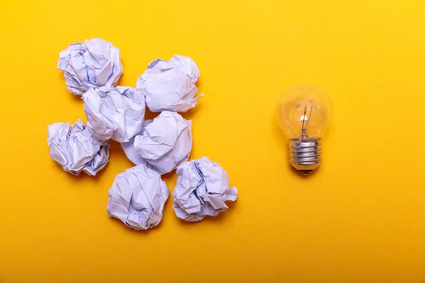 Concepto Inspiración Papel Arrugado Metáfora Bombilla Luz Para Una Buena — Foto de Stock