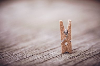 Eski kırsal arka planda ahşap bir mandal. Basit tahta mandalların güzelliği. Çevre dostu materyaller.