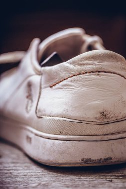 Zarif spor ayakkabısının yakın plan çekimi..
