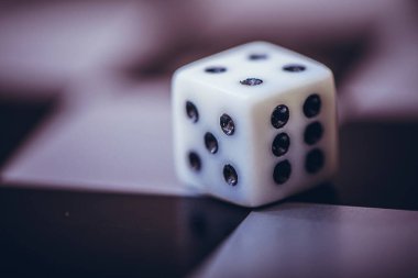 Zar masada, antika etkisi. Kumarhane oyunları, kumar, şans ya da rastgelelik. Ticari risk, şans, iyi şans veya kumar için zar konsepti atmak.