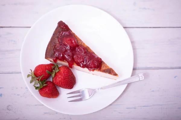 Brownie Kaastaart Met Aardbeien Perfect Gerangschikt Een Bord Witte Houten — Stockfoto