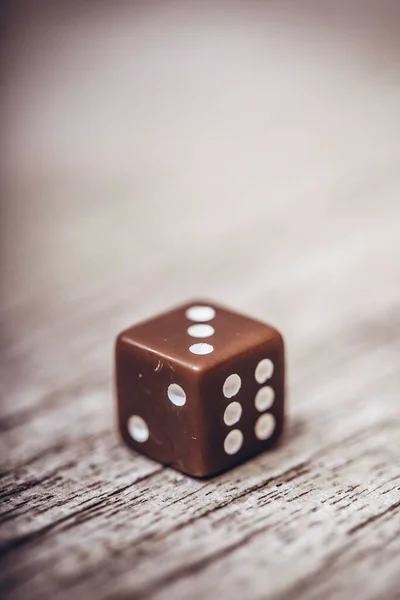 Giocare a Domino Su Un Tavolo Di Legno. Domines Di Gioco. Effetto Domino  Reazione a Catena E Disastri Fotografia Stock - Immagine di nero, marrone:  183224880