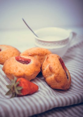 Beyaz ahşap bir masada taze çilekli çilekli kek..