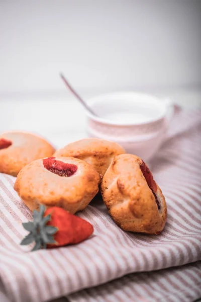 Jahodový Muffin Čerstvými Jahodami Řezu Bílém Dřevěném Stole — Stock fotografie