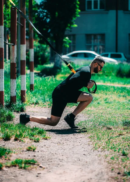 Один Кавказький Чоловік Здійснює Підвіску Тренувального Трюку Парку — стокове фото