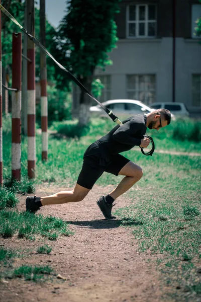 Homem Caucasiano Exercitando Trx Treinos Suspensão Parque — Fotografia de Stock