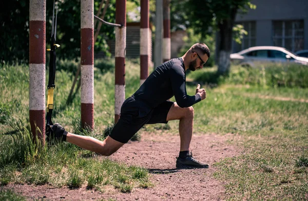 男はTrxフィットネスストラップで運動をプッシュします ワークアウト トレーニング ライフスタイルのコンプ — ストック写真