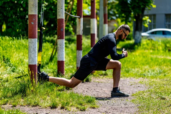 Homem Treinamento Abs Músculos Corpo Núcleo Com Tiras Fitness Suspensão — Fotografia de Stock