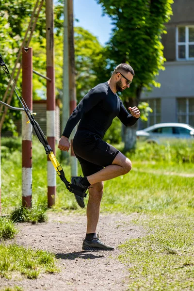Homem Treinamento Abs Músculos Corpo Núcleo Com Tiras Fitness Suspensão — Fotografia de Stock