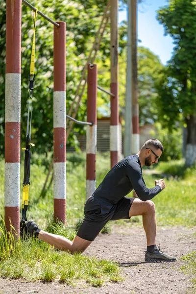 Homem Treinamento Abs Músculos Corpo Núcleo Com Tiras Fitness Suspensão — Fotografia de Stock
