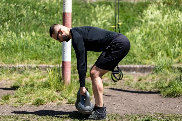 Homem Fazendo Exercício Fitness Parque Usando Kettlebells Homem Atlético Peito — Fotografia de Stock