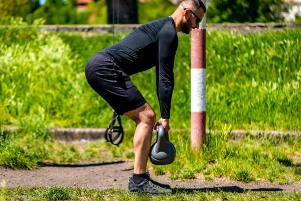 Άνθρωπος Γυμνάζεται Ένα Πάρκο Χρησιμοποιώντας Κέτλμπελ Bare Chested Αθλητικός Άνθρωπος — Φωτογραφία Αρχείου
