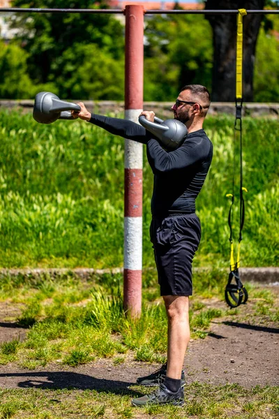 Kettlebell Weightlifting 사람이 체육관에서 운동을 크로스 무게를 — 스톡 사진