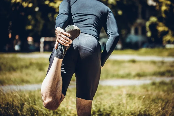 Jovem Saudável Exercitando Espalhando Gramado Verde Meditação Relaxamento Esporte Estilo — Fotografia de Stock