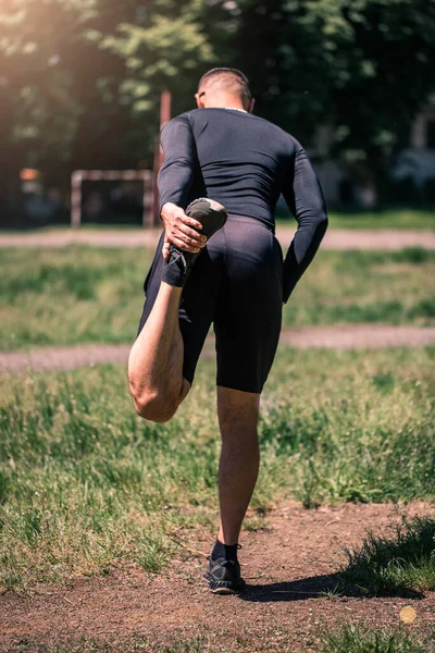 Jovem Saudável Exercitando Espalhando Gramado Verde Meditação Relaxamento Esporte Estilo — Fotografia de Stock
