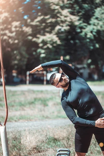 Νεαρός Αθλητής Σκοράρει Στο Πάρκο Άντρας Δρομέας Ζεσταθεί Έτοιμος Για — Φωτογραφία Αρχείου