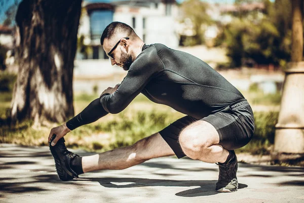 Professional Fitness Trainer Male Sportsman Training Himself Makes Streching Outdoors — Stock Photo, Image