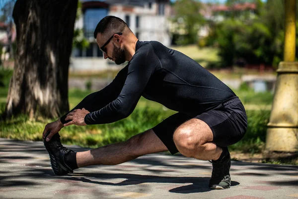 Treinador Fitness Profissional Desportista Masculino Está Treinar Próprio Faz Acrobacias — Fotografia de Stock