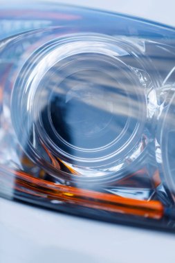 Gece araba parkında yağmurdan sonra beyaz arabanın renkli farları.