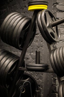 Spor salonundaki ağırlıklar. Jimnastik salonu, modern şehir tarzında makine ve halter ekipmanları..