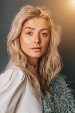 Uzun saçlı, kameraya bakıp gülümseyen harika sarışın kadının portresi. Moda tarzı, güzel bir portre ve sarı saçlar. Güzel Kız 'ın Yüzü Yakın Çekimi. Saç kesimi. Saç stili. Kenarlık.