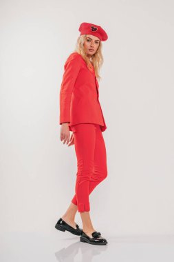 Şık görünümlü, güzel sarışın kadın. Moda Kırmızı Elbiseli Güzel Şehvetli Kadın Portresi.