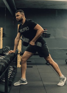 Fonksiyonel antrenman jimnastik salonunda ipi olan adamlar. Sağlıklı yaşam tarzı kavramı.