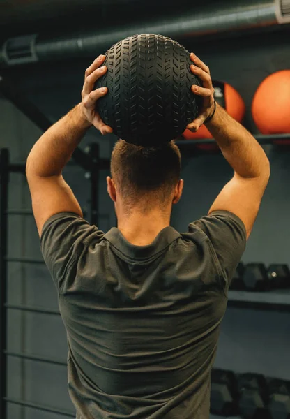 Muskulös Athletischer Mann Trainiert Mit Medizinball Fitnessstudio Oder Fitnessstudio Fitness — Stockfoto